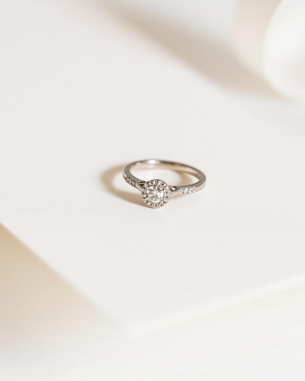 Bague en or blanc sertie de diamants taille rose
